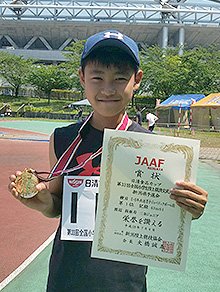 第33回全国小学生交流大会新潟県予選会ジャベリックボールスローで優勝した「三条ジュニア」所属の渡辺莉亜寿(リアス)